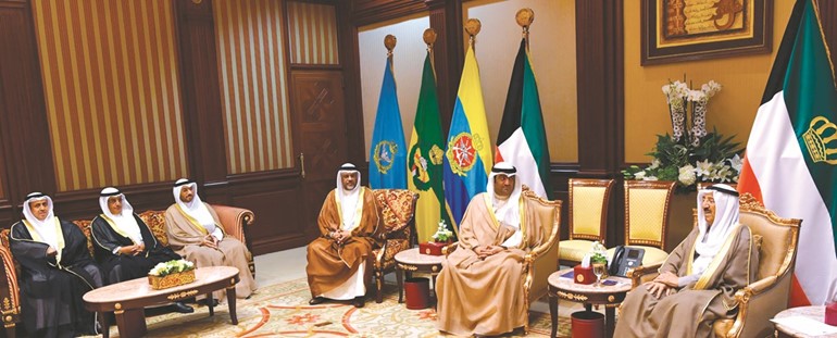 صاحب السمو الأمير مستقبلا الوزير خالد الروضان ورئيس مجلس إدارة جهاز حماية المنافسة د.راشد العجمي وأعضاء مجلس الإدارة﻿