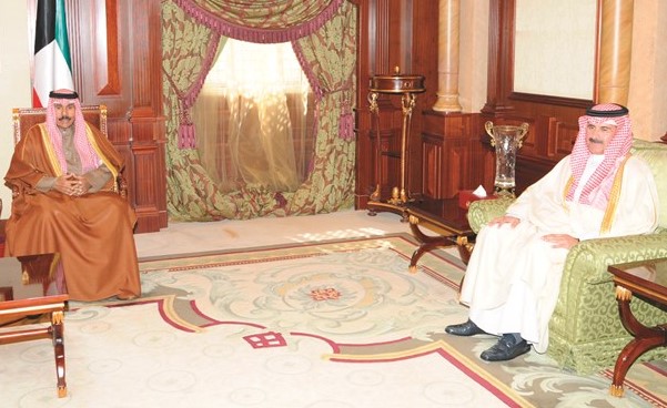 سمو ولي العهد الشيخ نواف الأحمد مستقبلا الشيخ مبارك الدعيج﻿