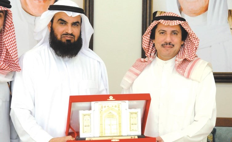 الشيخ عزام الصباح لدى تسليم الدعم الكويتي لـ الأوقاف السنية البحرينية﻿