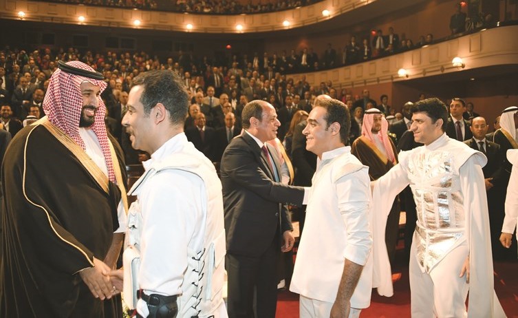 الرئيس عبدالفتاح السيسي والأمير محمد بن سلمان يصافحان أعضاء مسرحية سلم نفسك﻿