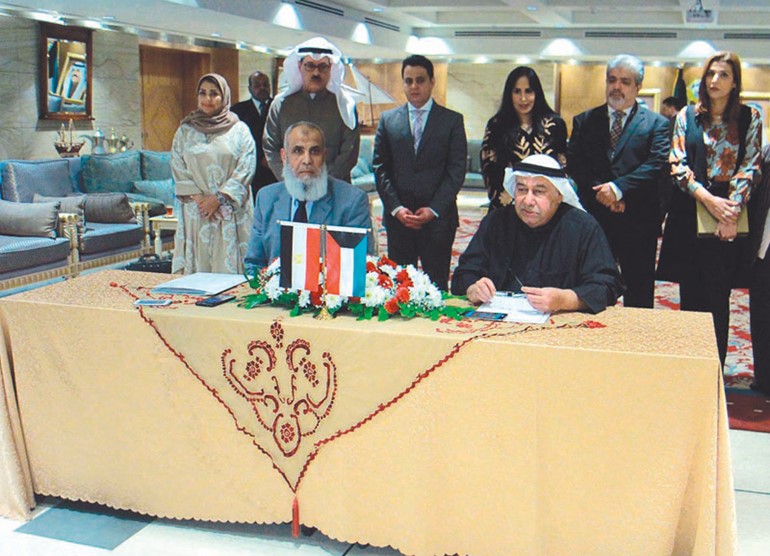 السفير صالح الذويخ خلال توقيع الاتفاق لشراء الجهاز