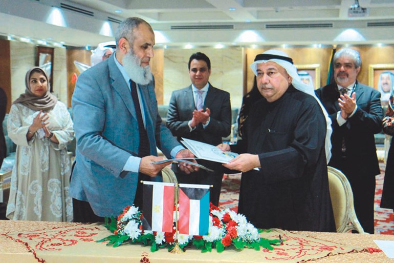 السفير صالح الذويخ خلال توقيع الاتفاق