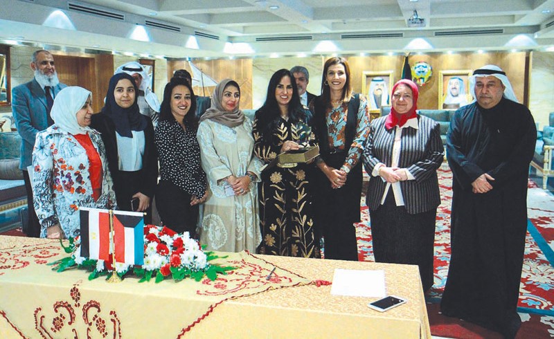 السفير صالح الذويخ وعدد من الحضور