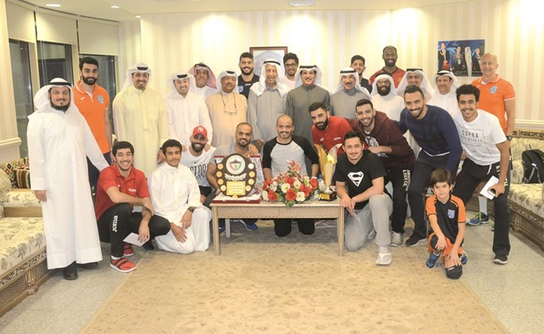 مجلس إدارة النادي خلال حفل التكريم مع اللاعبين والجهازين الفني والإداري﻿