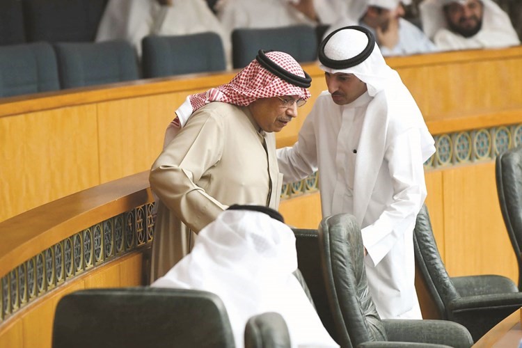 الشيخ خالد الجراح يستمع إلى عبدالوهاب البابطين﻿