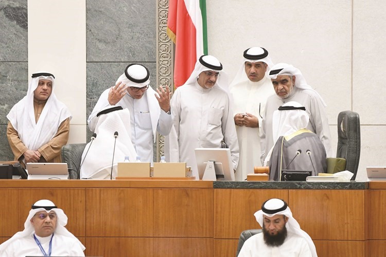 الرئيس الغانم محاطا بعدنان عبدالصمد ود. عودة الرويعي ود. خليل عبدالله وصلاح خورشيد وعيسى الكندري﻿