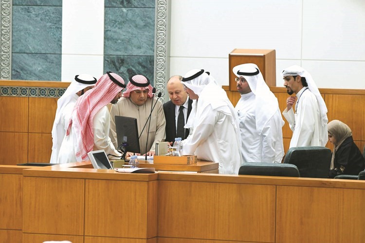 الشيخ خالد الجراح وعسكر العنزي وعمر الطبطبائي على منصة المقرر﻿