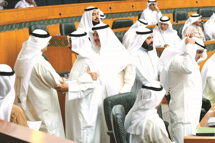 محمد المطيري يتلقى تهاني النواب ﻿