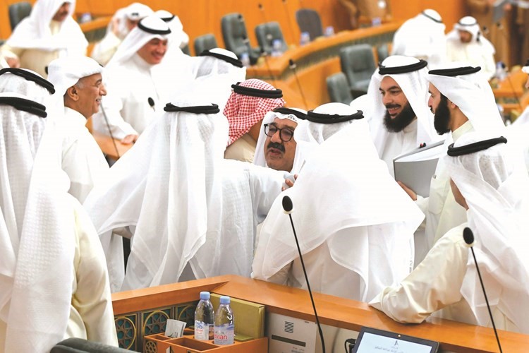 الشيخ ناصر صباح الأحمد متوسطا النواب ومحييا د. وليد الطبطبائي﻿