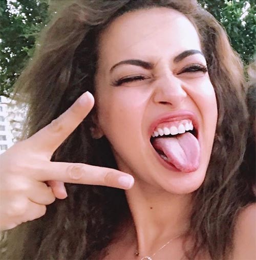 شاهد.. بعد صورتها بالمايوه ..ممثلة مصرية ترد على منتقديها بحركة مستفزة