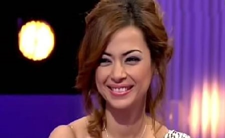 شاهد.. بعد صورتها بالمايوه ..ممثلة مصرية ترد على منتقديها بحركة مستفزة