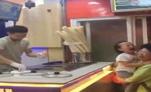 بالفيديو.. رد فعل طريف لطفل خدعه بائع الآيس كريم