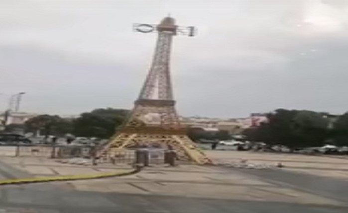بالفيديو.. إنزلاق برج إيفل الصيني يثير ضجة خارج مول تجاري