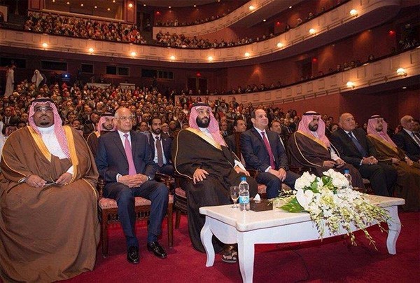 تشابه يفصله 70 عاماً.. صورتان لولي العهد السعودي وجده الملك عبدالعزيز يحضران عرضين مسرحيين في مصر