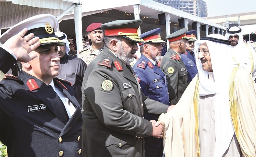 صاحب السمو الأمير الشيخ صباح الأحمد مصافحا عددا من العسكريين 	(قاسم باشا)﻿