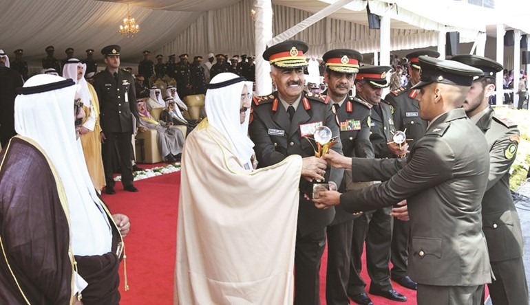صاحب السمو الأمير مكرما أحد الخريجين المتفوقين﻿