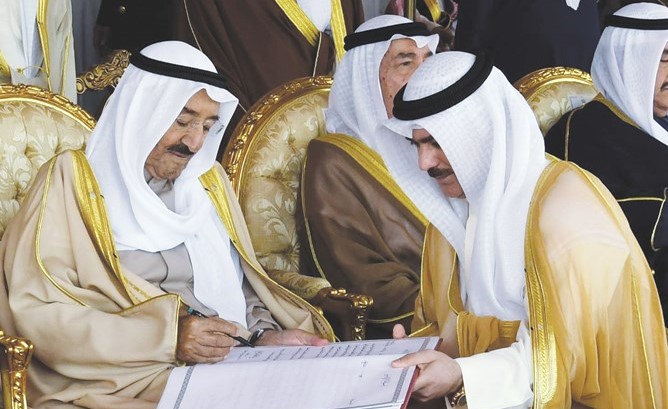 صاحب السمو الأمير يسجل كلمة بسجل كلية علي الصباح العسكرية﻿