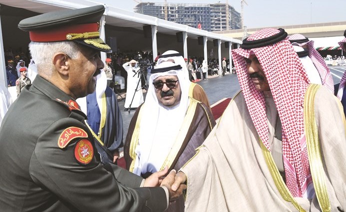 سمو ولي العهد الشيخ نواف الأحمد مصافحا رئيس الأركان الفريق الركن محمد الخضر﻿