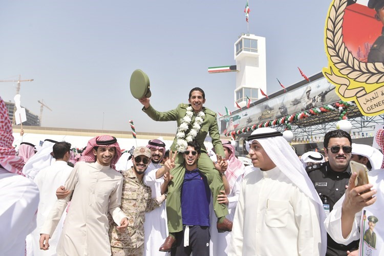 خريج فوق الأعناق﻿