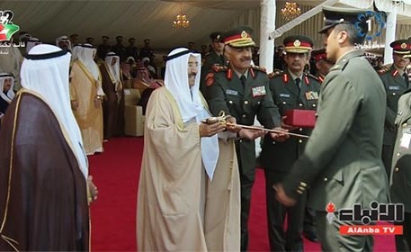  صاحب السمو الأمير الشيخ صباح الأحمد مكرما أحد الخريجين المتفوقين بحضور الشيخ ناصر صباح الأحمد والفريق محمد الخضر          (قاسم باشا)