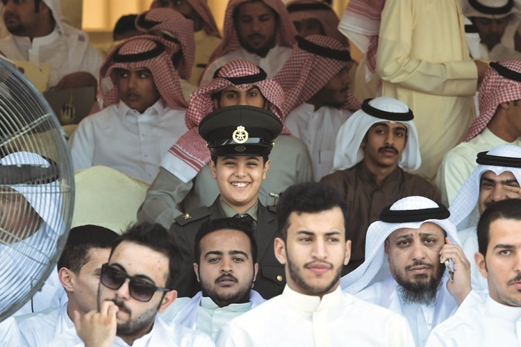 عسكري صغير يشارك الخريجين فرحتهم﻿