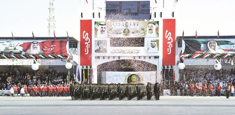 احتفاء بالخريجين خلال الحفل وعزف الموسيقى العسكرية ﻿