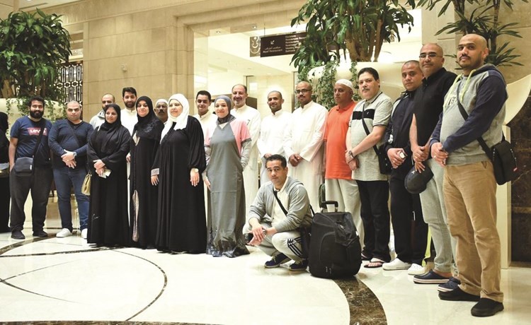 لقطة تذكارية مع المشاركين في العمرة﻿