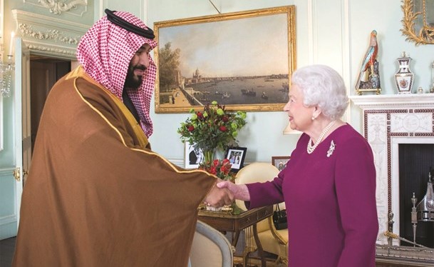 الملكة اليزابيث الثانية مستقبلة صاحب السمو الملكي الامير محمد بن سلمان أمس-(أ.ف.پ)﻿