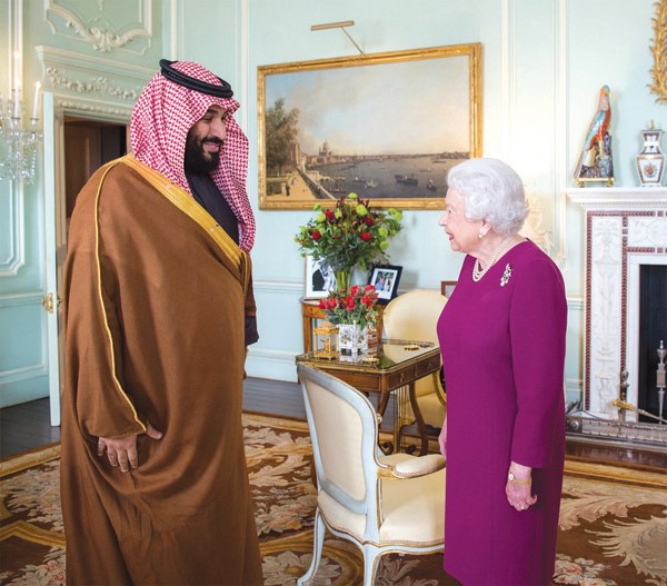 الملكة اليزابيث الثانية تستقبل صاحب السمو الملكي الأمير محمد بن سلمان ولي العهد السعودي في قصر باكينغهام          (رويترز)
