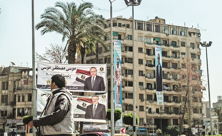 انتشار اللوحات الدعائية للمرشحين الرئيس عبدالفتاح السيسي وموسى موسى في شوارع القاهرة	(أ.ف.پ)﻿