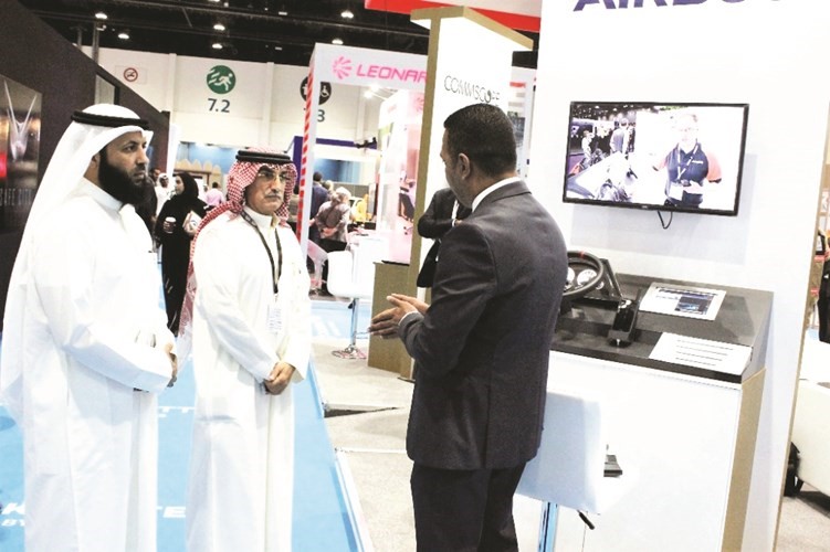  ويستمع لشرح من قبل احد المشاركين في المعرض عن المعدات الأمنية الحديثة ويبدو المقدم عبدالله المطيري﻿