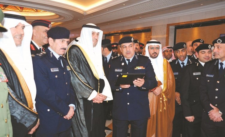 أنس الصالح والفريق خالد المكراد وقيادات الإطفاء خلال جولة في المعرض المصاحب للمؤتمر	(محمد هنداوي)﻿