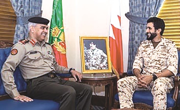 العميد الركن الشيخ ناصر بن حمد خلال لقائه العقيد الركن ناصر السمحان﻿