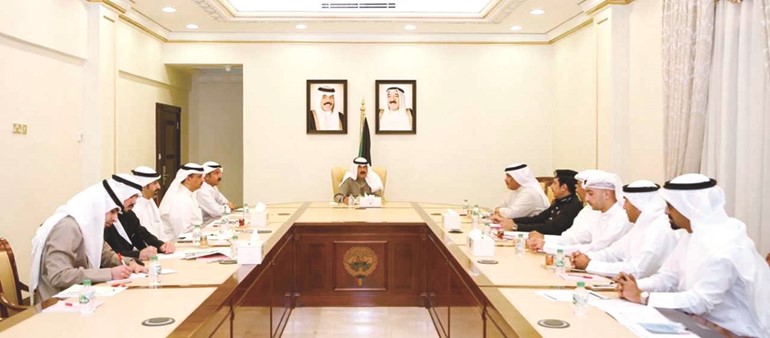 خالد الجارالله مترئسا الاجتماع الذي ضم ممثلي وزارتي الداخلية والتجارة والقوى العاملة وشركة الدرة﻿