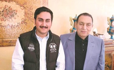  الرئيس المصري الأسبق محمد حسني مبارك خلال استقباله يزيد مشعل السعيد﻿
