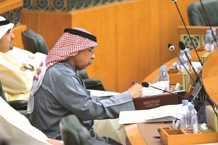 الشيخ خالد الجراح أثناء الجلسة﻿