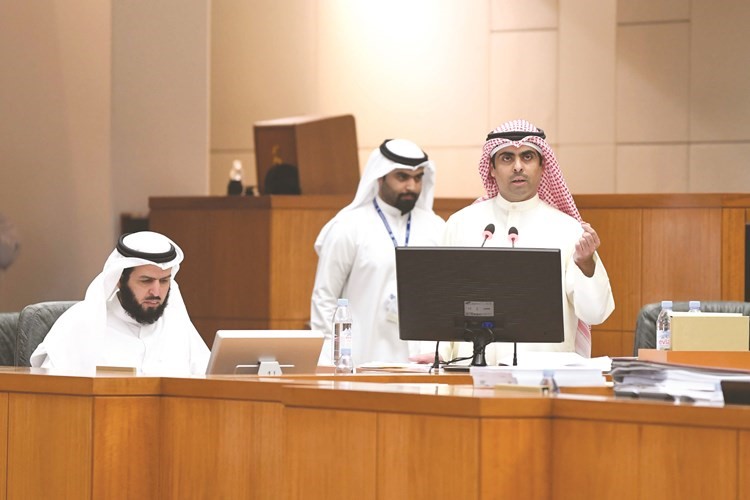 رياض العدساني متحدثا وبجانبه عادل الدمخي﻿