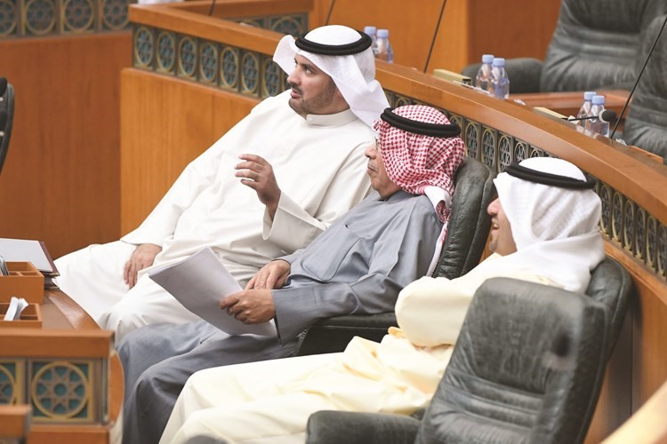 الشيخ خالد الجراح متوسطا حمدان العازمي وأنس الصالح﻿