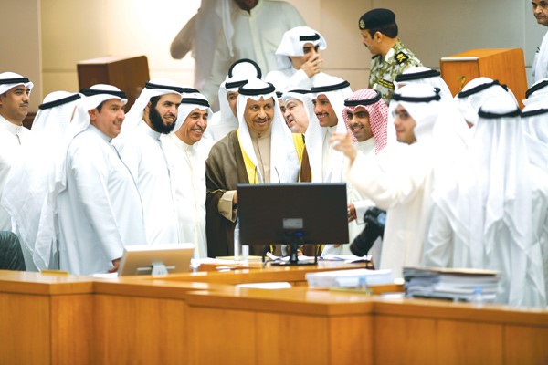 مرزوق الغانم وسمو الشيخ جابر المبارك مع النائبين المستجوبين والوزير الخرافي وجمع من النواب بعد انتهاء المساءلة في ختام جلسة الاستجواب في مجلس الامة أمس				           (هاني الشمري)