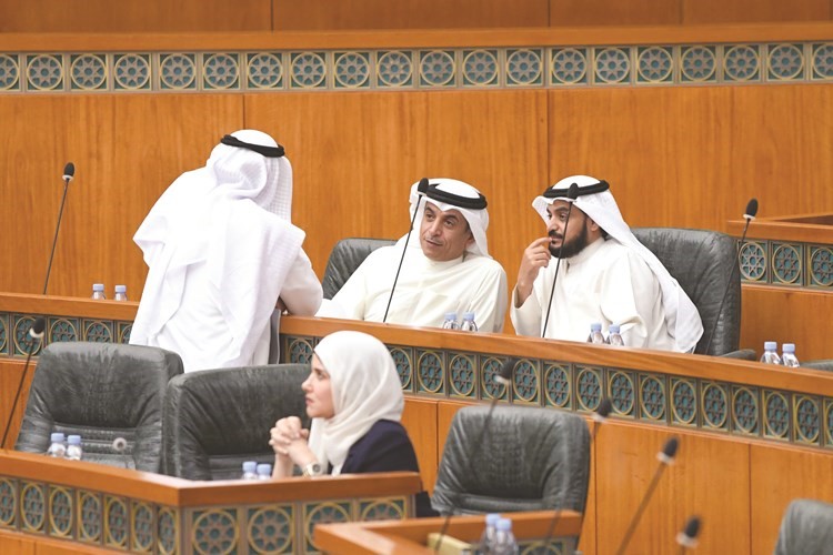 د. محمد الحويلة ود. حامد العازمي أثناء الجلسة﻿
