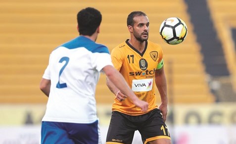 بدر المطوع  محاولا المرور  من خليفة الراجحي (الأزرق . كوم)