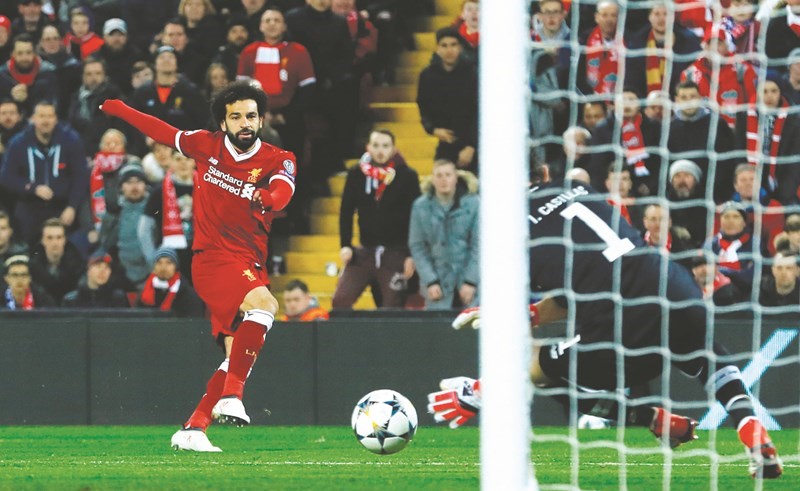 نجم ليفربول محمد صلاح يسدد على مرمى بورتو	 (رويترز)﻿