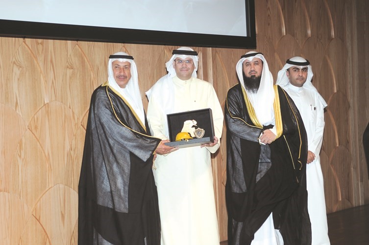 عبدالعزيز اسحاق يتلقى درعا تقديرية﻿