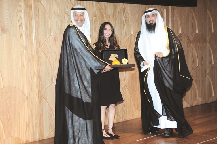 تكريم أصغر مهندسة كويتية مسجلة بالجمعية﻿