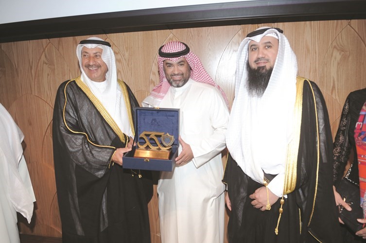درع تقديرية للنائب عمر الطبطبائي﻿