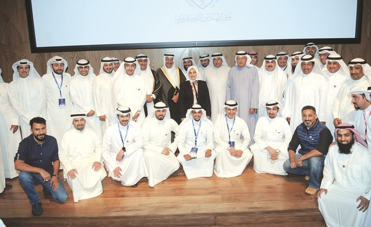 م. حسام الرومي وهند الصبيح مع عدد من المهندسين والمشاركين في الاحتفال ﻿