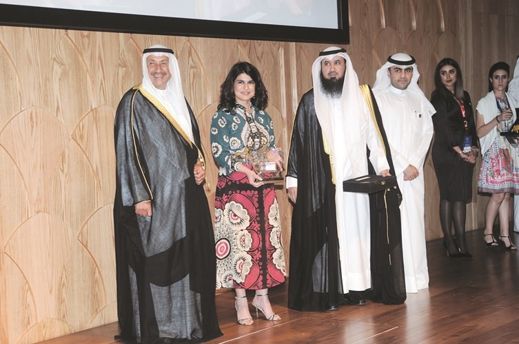 نياز خاجة وتكريم خاص من زملائها المهندسين ﻿