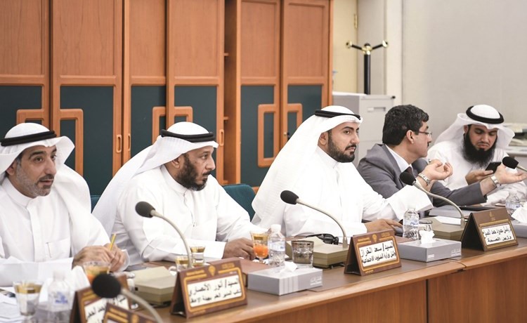 الشيخ د.باسل الصباح وأركان وزارته أثناء الاجتماع﻿