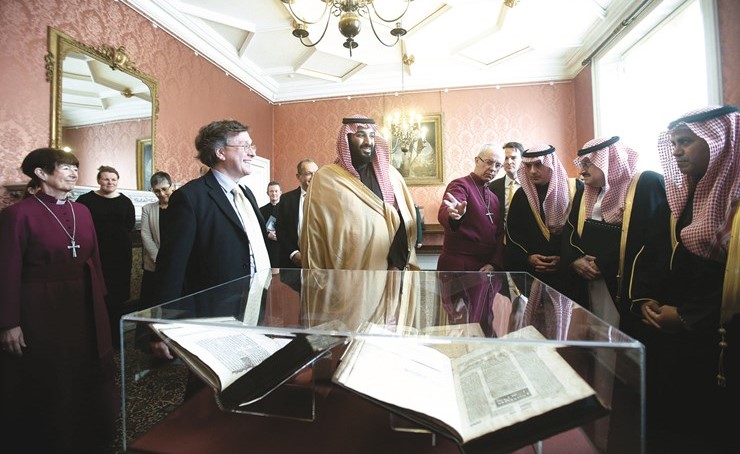 الامير محمد بن سلمان يطالع نسخا دينية تراثية متنوعة في مكتبة قصر لامبث بلندن امس	(رويترز)﻿