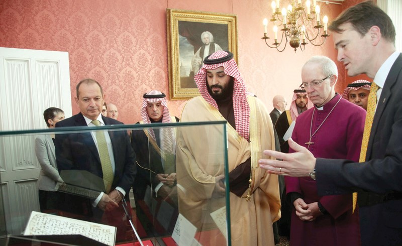 اسقف كانتربري جاستن ويلبي يعرض على صاحب السمو الملكي الامير محمد بن سلمان واحدة من أقدم نسخ القرآن الكريم في قصر لامبيث    (رويترز)